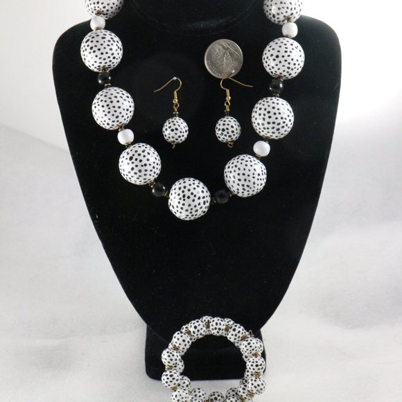 Kazuri Jewelry - KAZURI Beads Doria 18 inch White/Black Necklace + Earrings + Bracelet Set